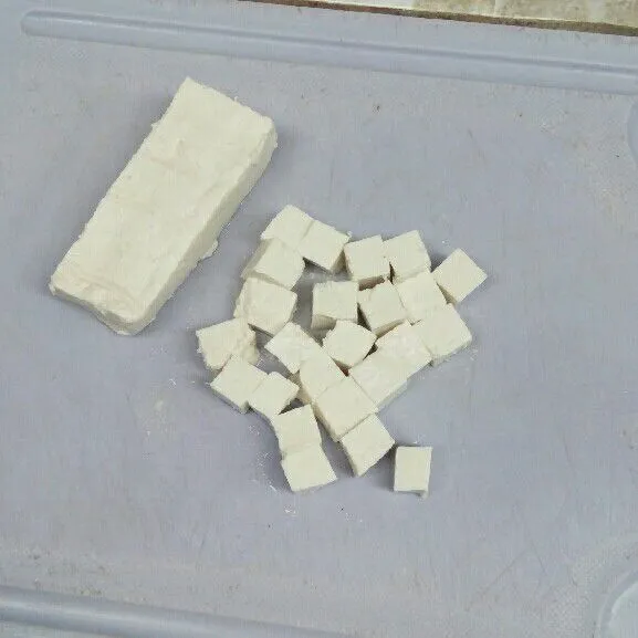 Potong dadu tahu.