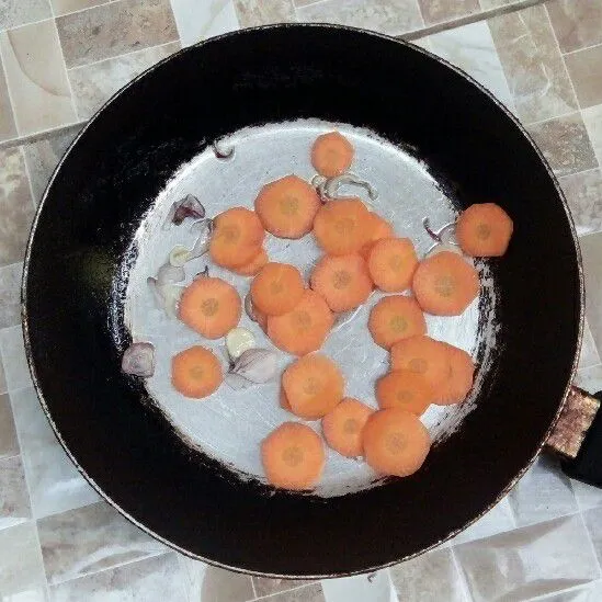 Masukkan wortel.