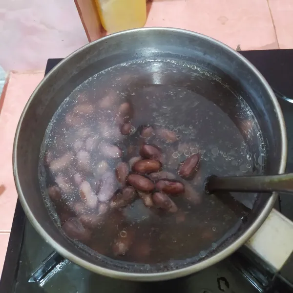 Rendam kacang merah selama 1 malam. Rebus sampai empuk.