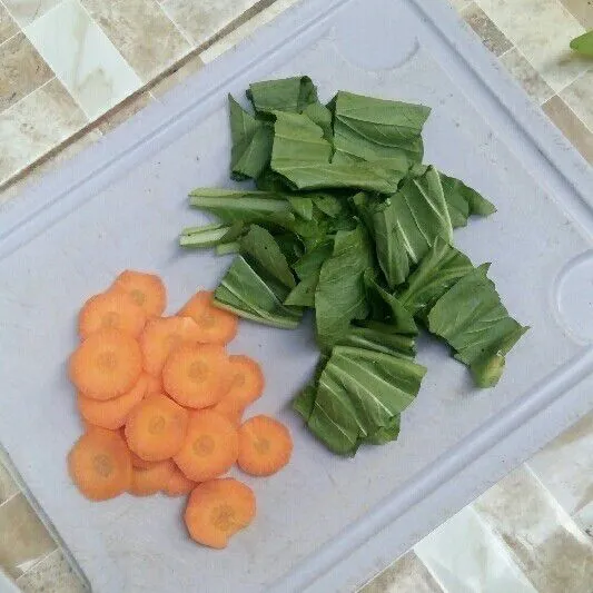 Iris wortel dan sawi hijau.
