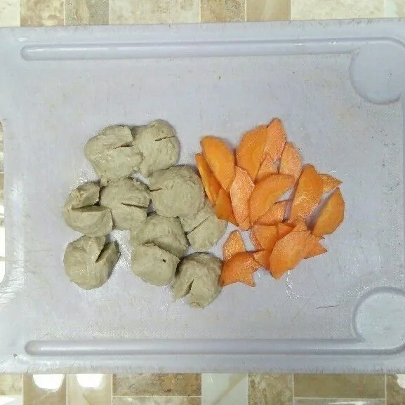 Potong wortel dan bakso.