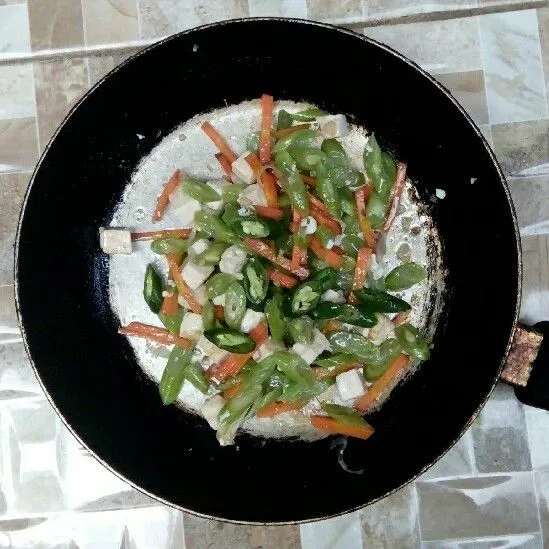 Masukkan cabe besar hijau. Tumis.