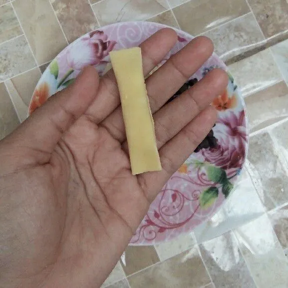 Rekatkan ujungnya menggunakan air mineral.