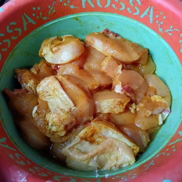 Baluri ayam dengan bumbu halus dan marinasi sekitar 1 jam di kulkas.