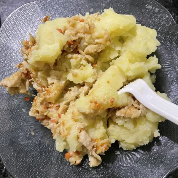 Campurkan isian ayam dan kentang rebus yang sudah dihaluskan . Bentuk lonjong atau sesuai selera