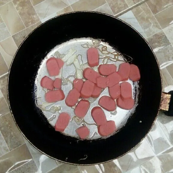Masukkan sosis. Aduk rata.