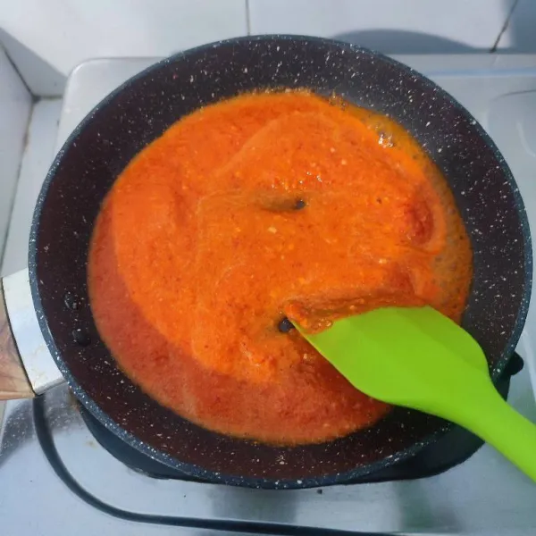 Kemudian tumis sampai air menyusut, tambahkan minyak. Tumis kembali hingga bumbu tanak.