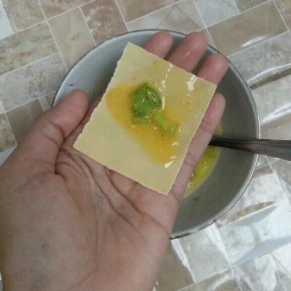 Beri sedikit adonan.