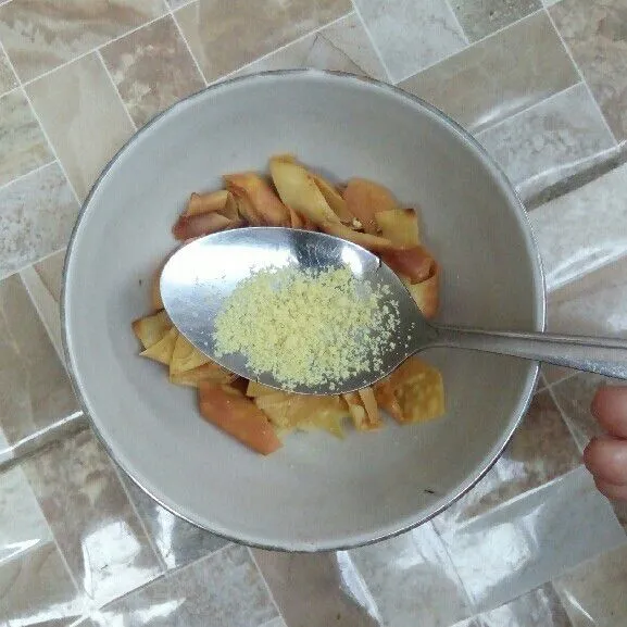 Beri bubuk chicken stock.