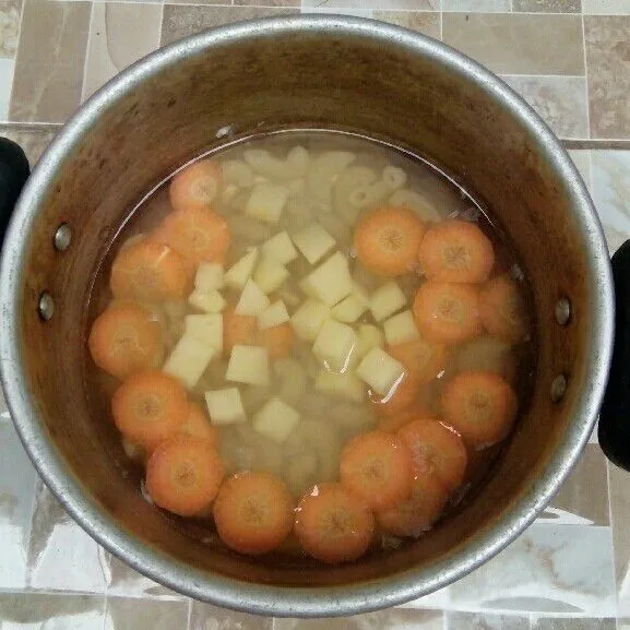 Masukkan kentang dan wortel. Rebus hingga empuk.