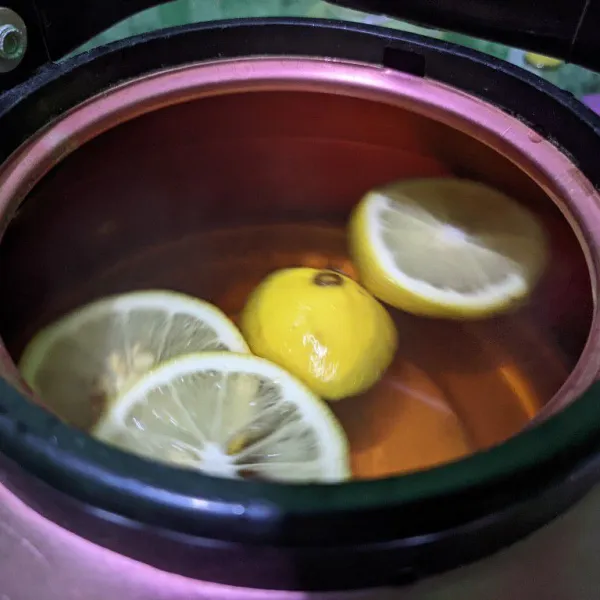 Beri perasan air lemon dari irisan bagian ujung lemon. Aduk merata, test rasa.