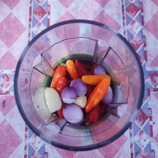 Blender bahan sambal sampai halus dengan sedikit air.