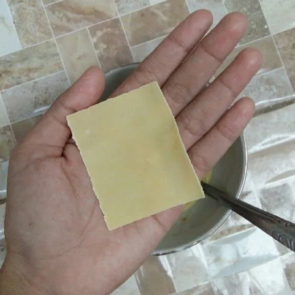 Siapkan kulit pangsit.