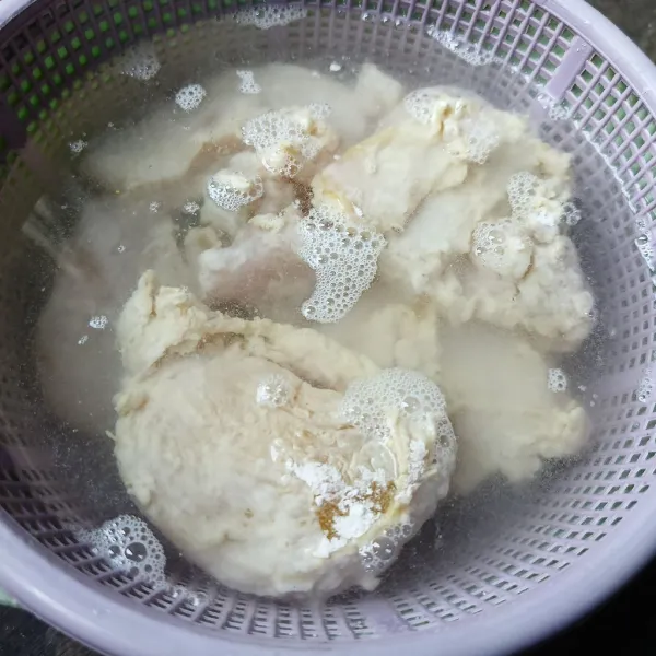 Lalu celupkan sebentar ke dalam air dan tiriskan, baluri lagi dengan tepung sambil diaduk-aduk dan sedikit dicubit-cubit agar keriting atau kribo.