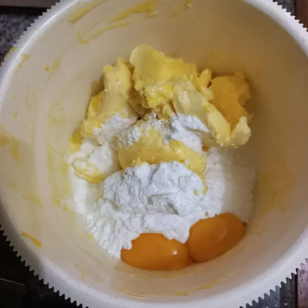 Mixer sebentar butter, margarin, gula halus dan kuning telur.