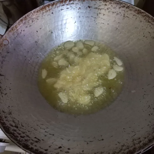Goreng bawang putih hingga kecokelatan, sisihkan.