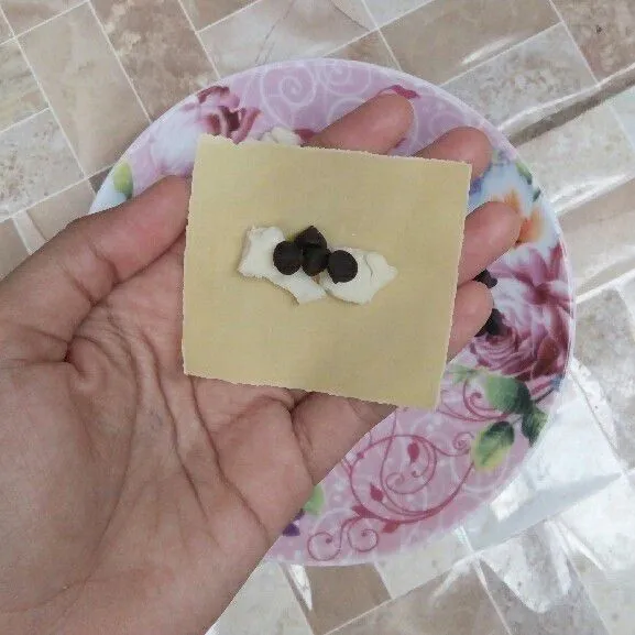 Masukkan keju dan chococips.