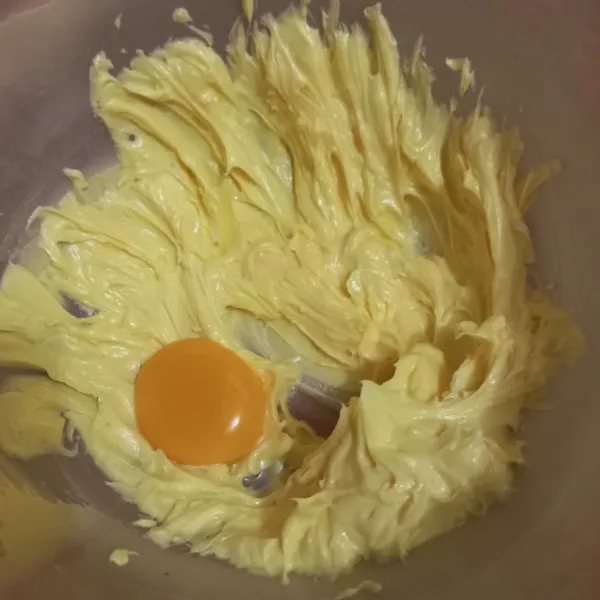 Masukkan kuning telur, kocok rata.