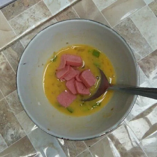 Masukkan sosis.