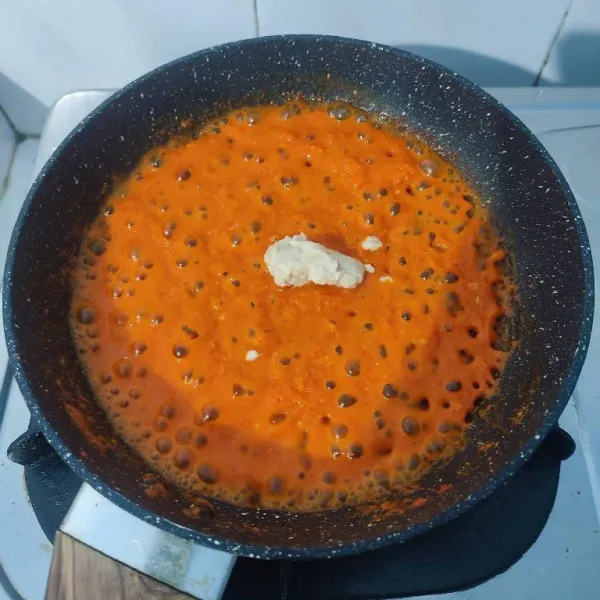 Ketika mulai tanak, masukkan tempoyak durian. Tumis hingga bumbu benar-benar tanak.