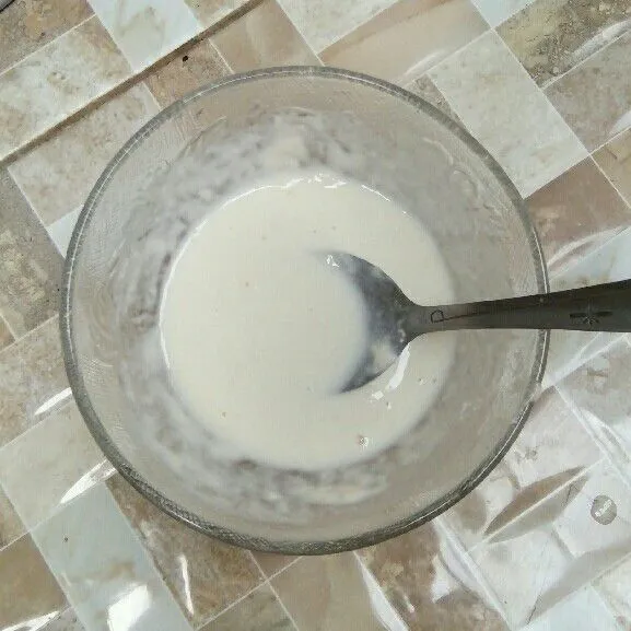 Masukkan tepung terigu, beras, dan maizena ke dalam wadah. Bumbui dengan lada bubuk, garam, dan kaldu bubuk. Tambahkan air secukupnya, tes rasa.