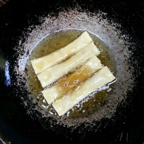 Goreng ke dalam minyak panas hingga warnanya berubah menjadi kuning keemasan.