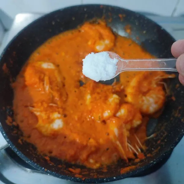 Bumbui dengan garam, gula, merica bubuk dan kaldu jamur. Koreksi rasa.