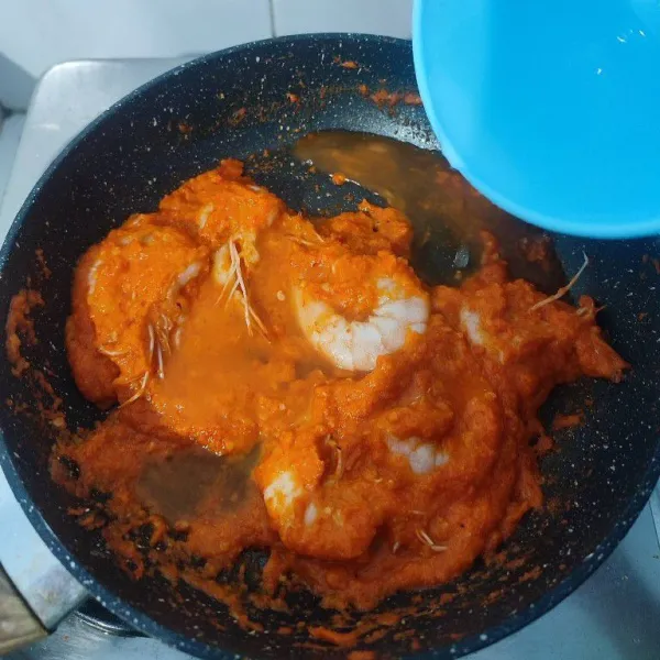 Tambahkan air, aduk rata.