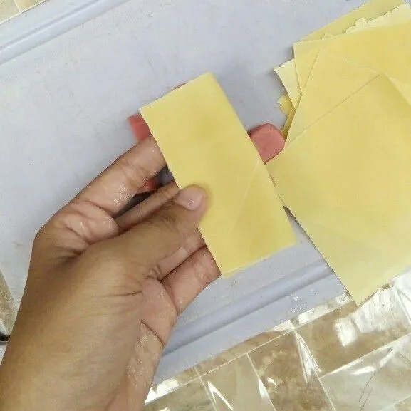 Tekuk menjadi 2 bagian.
