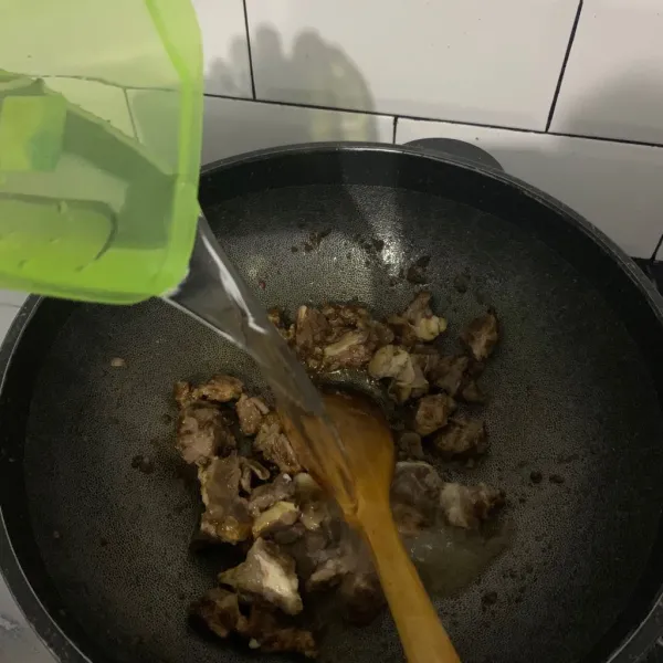 Tambahkan air.