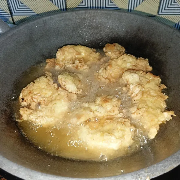 Goreng ayam dengan api sedang sampai matang dan kuning keemasan.