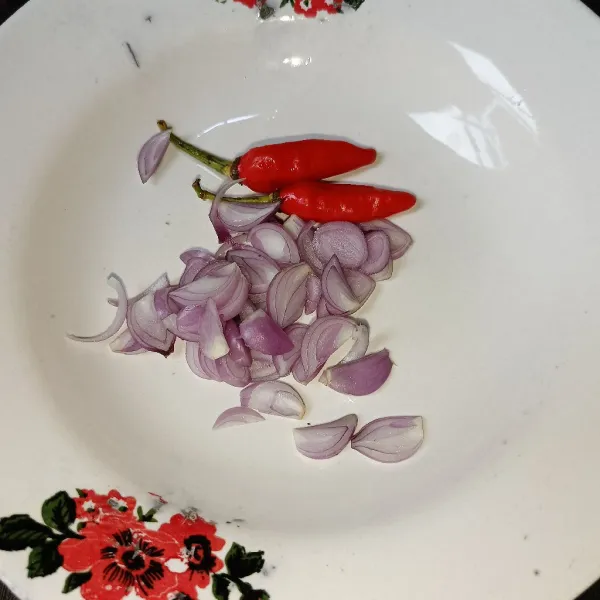 Iris tipis bawang merah dan tambahkan juga cabai rawit.