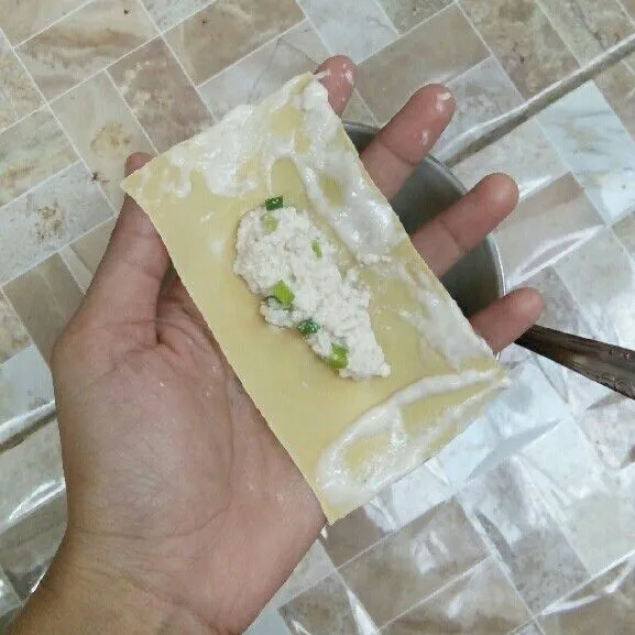Rekatkan dengan larutan terigu.