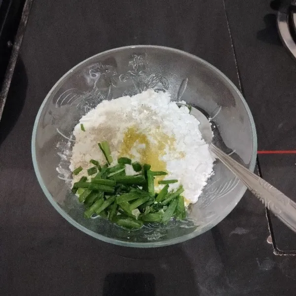 Campur tepung tapioka, tepung terigu, merica bubuk, kaldu bubuk, garam dan daun bawang di dalam mangkuk. Aduk rata.