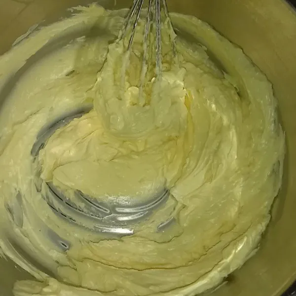 Kocok mentega menggunakan wisked/mixer sampai putih pucat