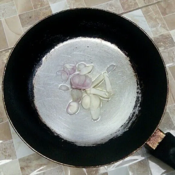 Tumis bawang merah dan bawang putih.