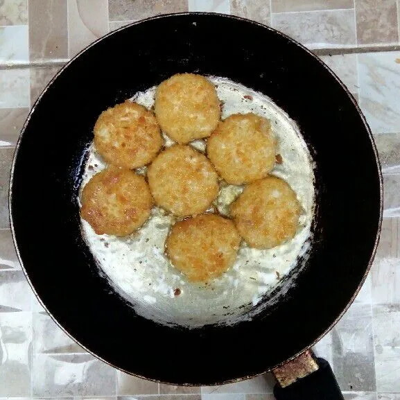 Goreng dengan sedikit minyak hingga warnanya berubah menjadikan kuning keemasan.