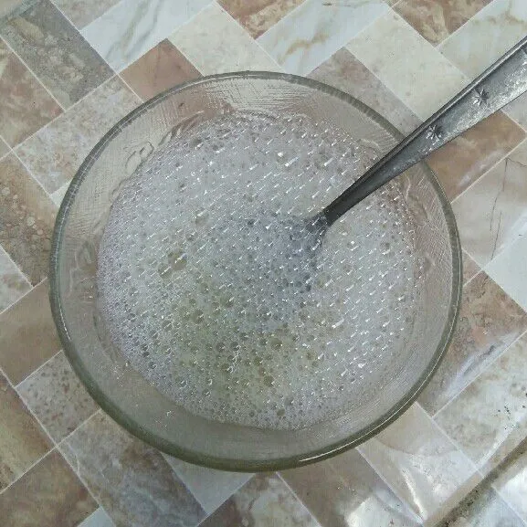 Kocok putih telur hingga berbusa. Bumbui dengan lada bubuk, garam, dan penyedap rasa.