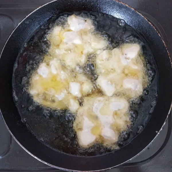 Ambil 1-2 sdm adonan lalu goreng dalam minyak panas api sedang hingga matang kuning keemasan. Angkat dan tiriskan.

Pisang Goreng Kismis siap disajikan.