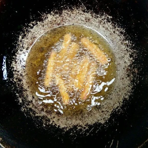 Goreng ke dalam minyak panas hingga warnanya menjadi golden brown.