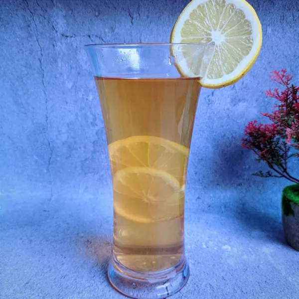 Tuang perlahan air teh lemon ke dalam gelas. Sajikan selagi hangat. 💕