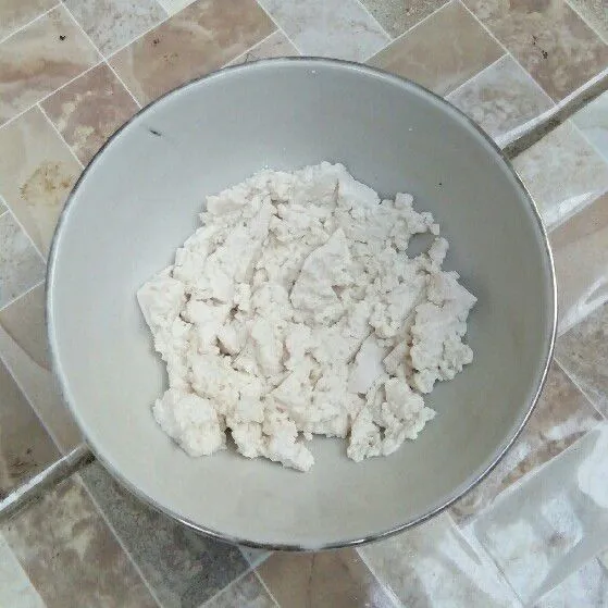 Lumatkan tahu dengan menggunakan garpu.