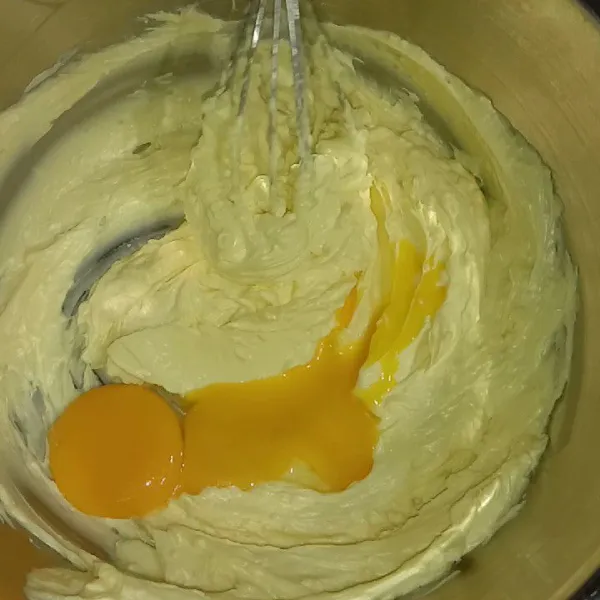 Tambahkan kuning telur, aduk cukup sampai tercampur rata