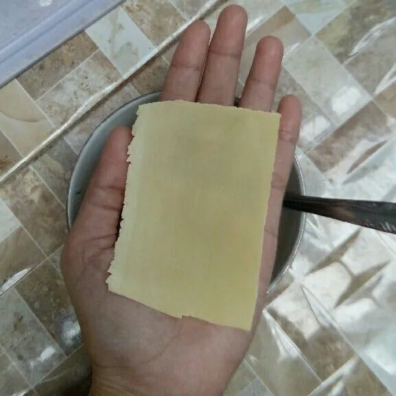 Siapkan kulit pangsit.