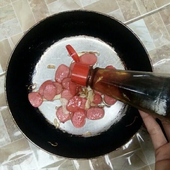 Masukkan saus teriyaki, kecap manis, dan kecap asin. Masukkan juga kaldu jamur dan lada bubuk.