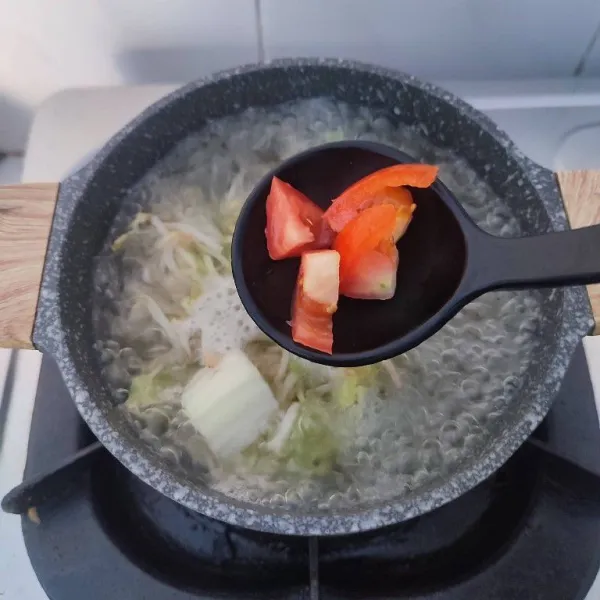 Masukkan potongan tomat, masak sampai layu. Matikan kompor, sajikan.