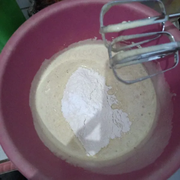 Masukkan tepung terigu, garam, vanili mixer kecepatan rendah saja hingga tercampur