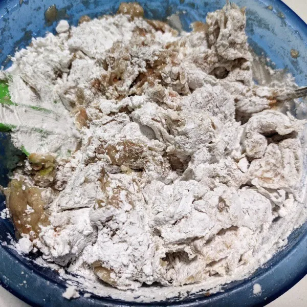 Masukkan secara bertahap tepung terigu dan tepung tapioka, aduk hingga tercampur rata.