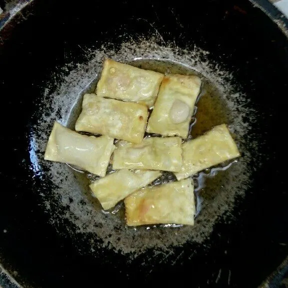 Goreng ke dalam minyak panas hingga warnanya berubah menjadi kuning keemasan.