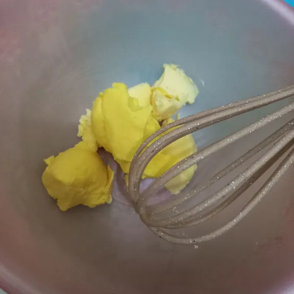 Kocok butter dan margarin hingga rata.